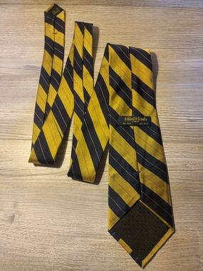 Ashford & Brooks Gold and Navy Diagonal Stripe Silk Tie